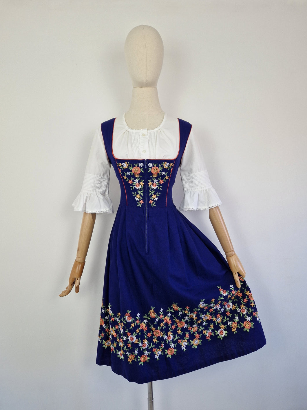Vintage 70s Austrian embroidered dirndl milkmaid dress