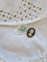 Load image into Gallery viewer, Vintage dirndl cropped blouse
