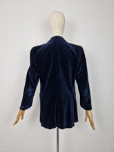 Load image into Gallery viewer, Vintage 70s velvet blazer
