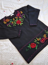Load image into Gallery viewer, Vintage 90s embroidered jumper
