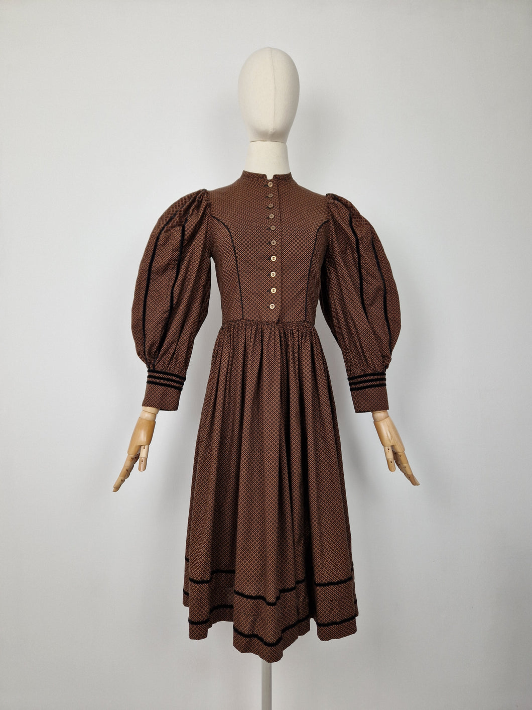 Vintage Austrian puff sleeve cotton dress