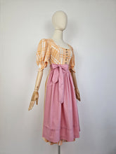 Load image into Gallery viewer, Vintage pink cotton apron
