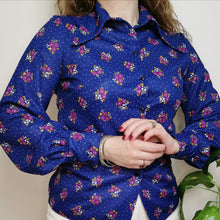 Load image into Gallery viewer, Vintage 70s dagger collar blouse
