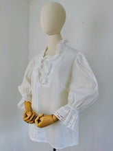 Load image into Gallery viewer, Vintage puff sleeves blouse
